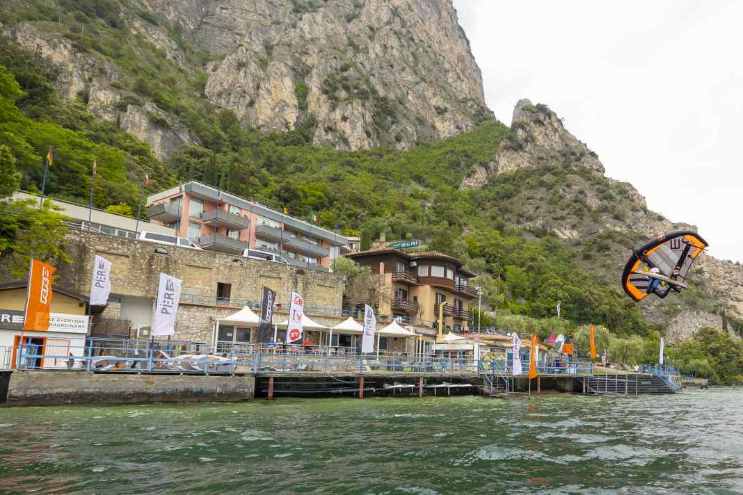 Das Hotel Pier ist ein Klassiker am Gardasee und einer der beliebtesten Spots für Wingfoiler