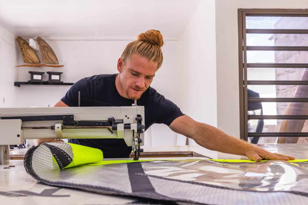 Der 30-jährige ist nicht nur international erfolgreicher Freestyle-Windsurfer, sondern auch leidenschaftlicher Segelmacher.
