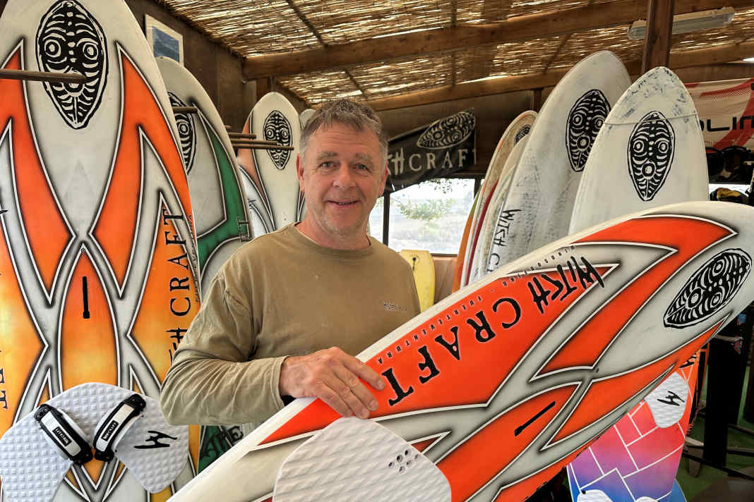 Bouke Becker gehört seit über 30 Jahren mit seinem Label Witchcraft zur Surf-Szene auf Fuerteventura.