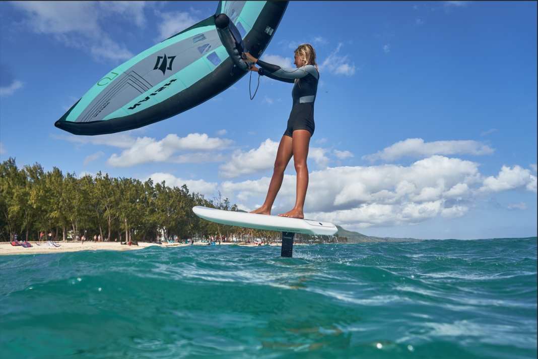 Das Naish Wingsurfer Package besteht aus Board, Foil und Wing