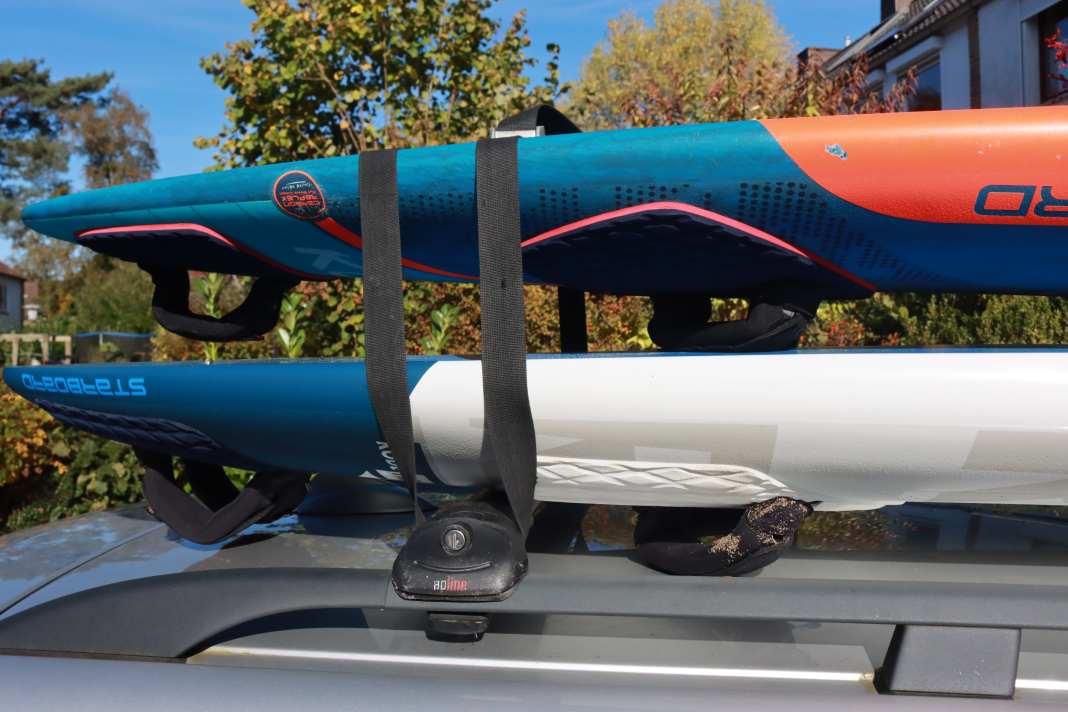 The problem: when the tensioning strap is tightened, the foot straps are pressed together