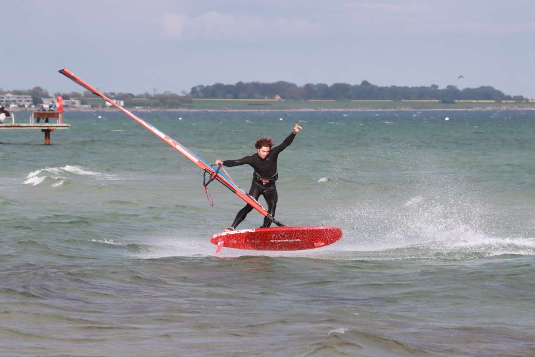 Lennart Neubauer zeigte an Tag 3 des Surf-Festivals 2026 powered by SALITOS zahllose Freestyle Moves und gewann die abendliche Super Session