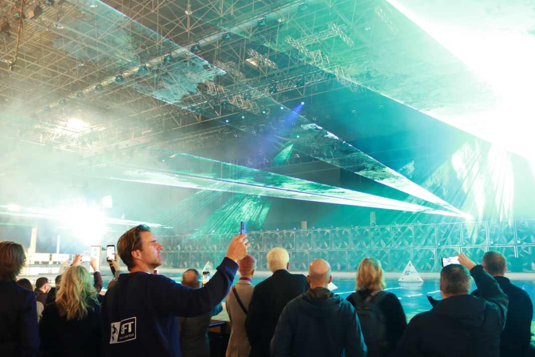 Eröffnet wurde die boot 2026 mit einer imposanten Laser-Show am Action-Pool