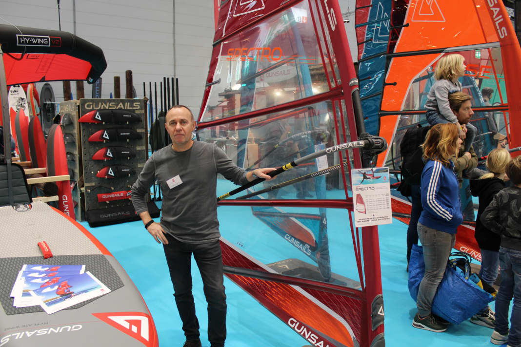 GunSails-Marketingchef Jörg Müller mit dem neuen Freerace-Segel Spectro.