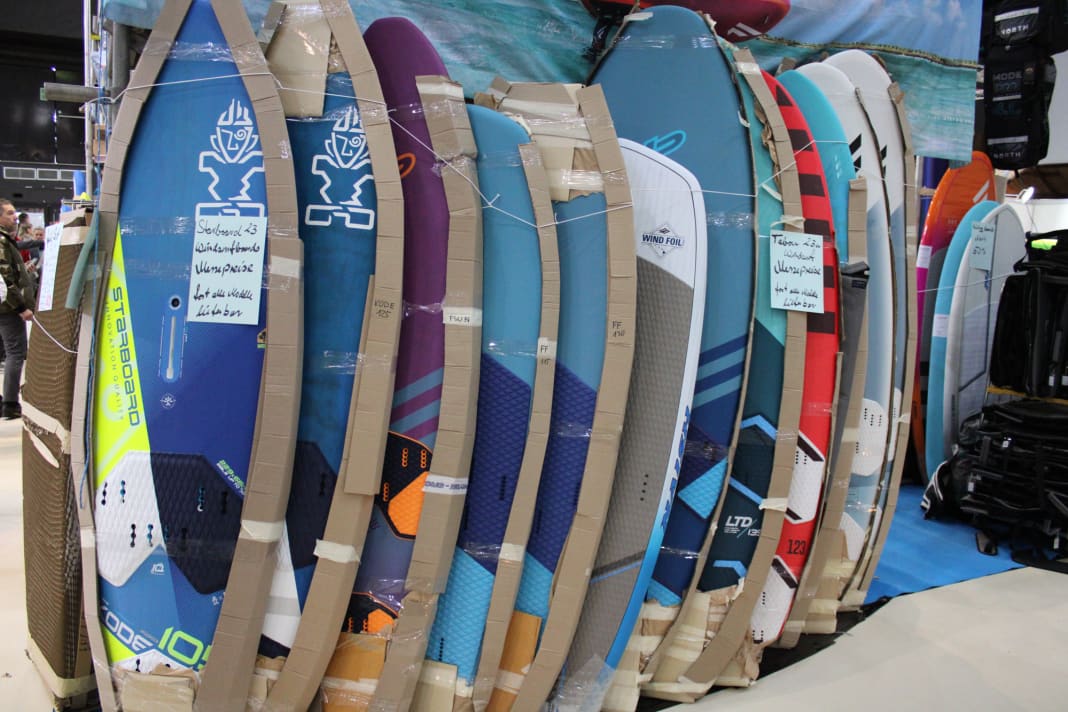 Wir haben uns auf der boot in Düsseldorf nach den besten Angeboten für Windsurf-, Wing und SUP-Material umgeschaut.Windsurfboards sind in ordentlicher Auswahl vieler Marken und Modelle verfügbar