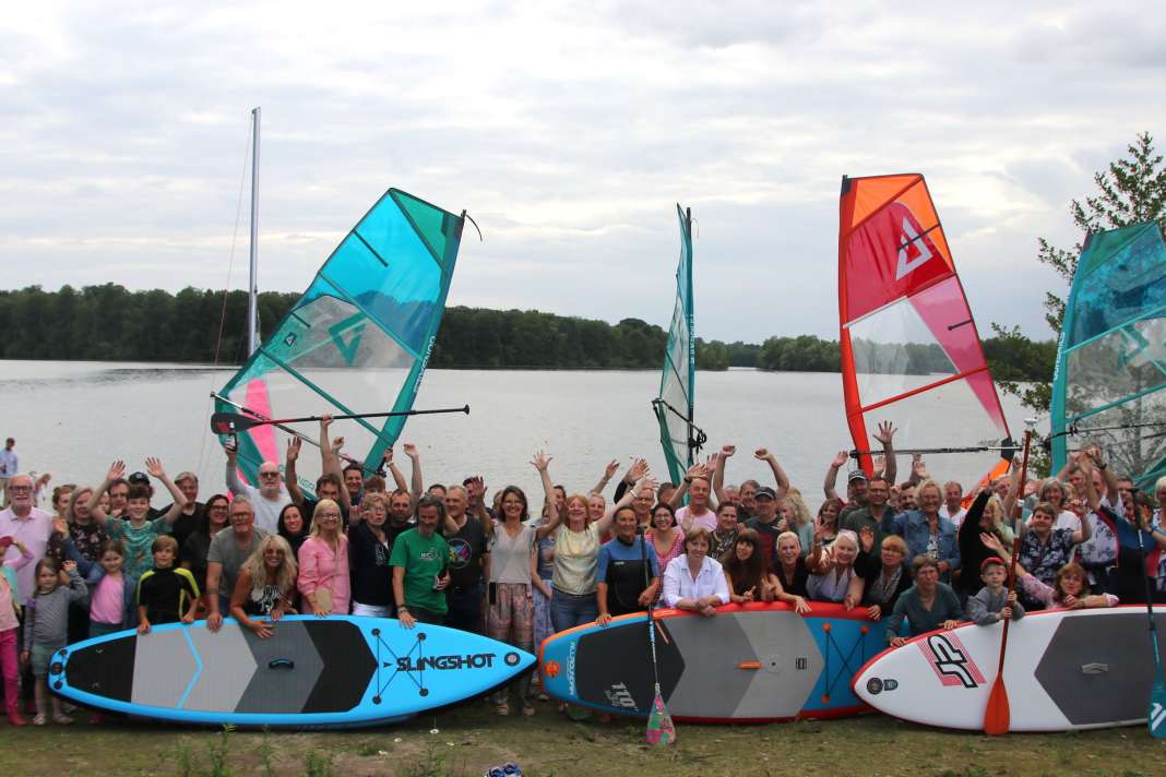 The 500 members of the Hilden Windsurfing Club did not all fit into the anniversary photo