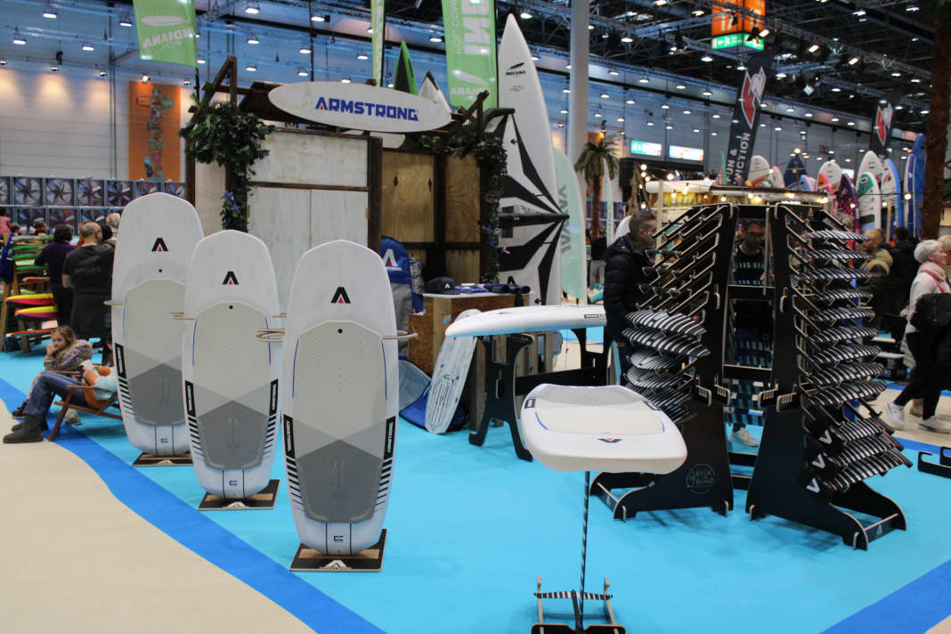 Unser Rundgang über die boot mit dem Schwerpunkt Wings und Foil: Zahlreiche Flügel und Boards bei Armstrong, darunter einer der angesagten Downwinder