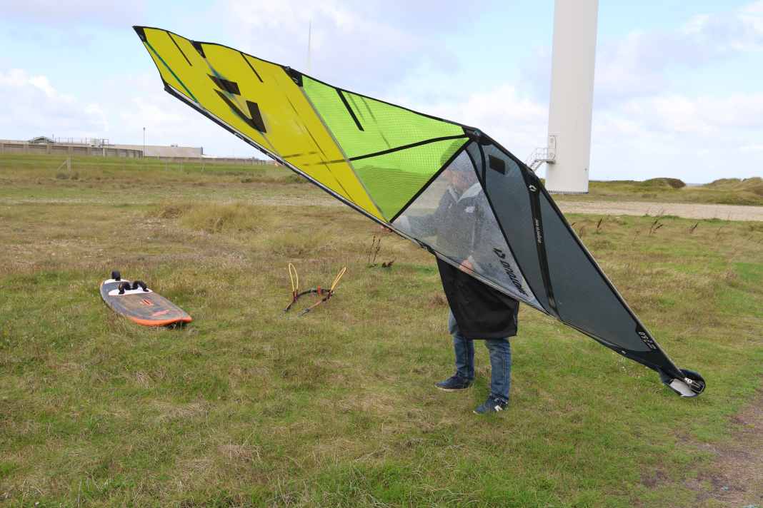 Nachdem du die Gabel abmontiert hast, drehe das Segeltopp zum Wind (Luv)