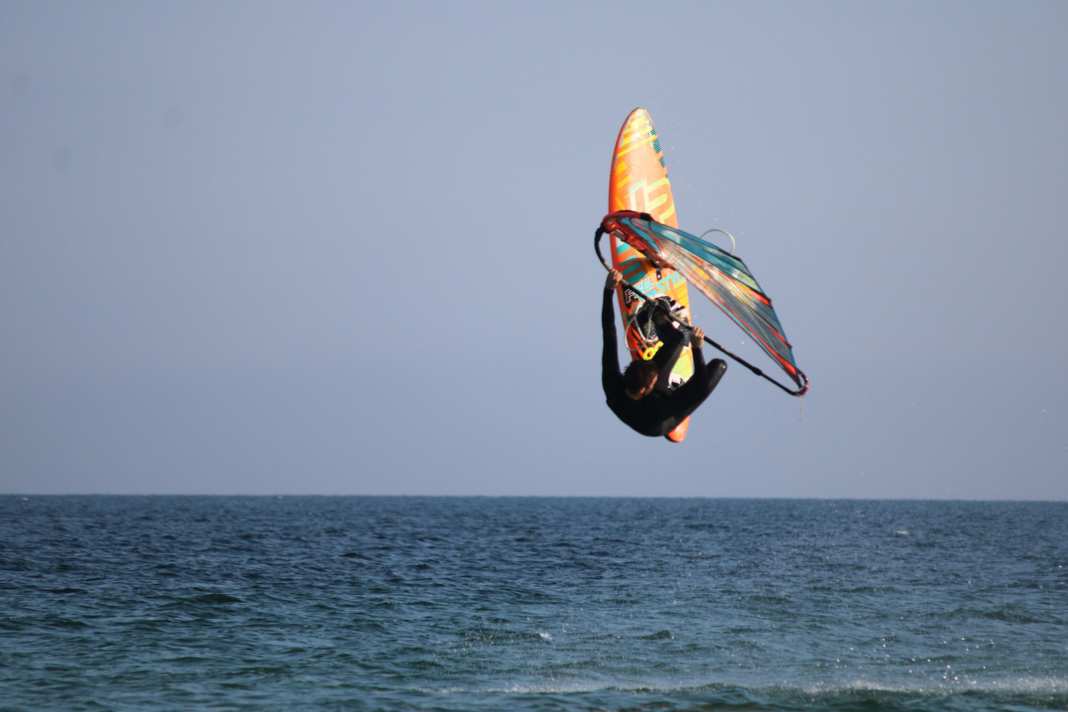 One of the most spectacular moves at the tow-in on the third day of the surf festival: Jannes Thomsen jumped into second place with it