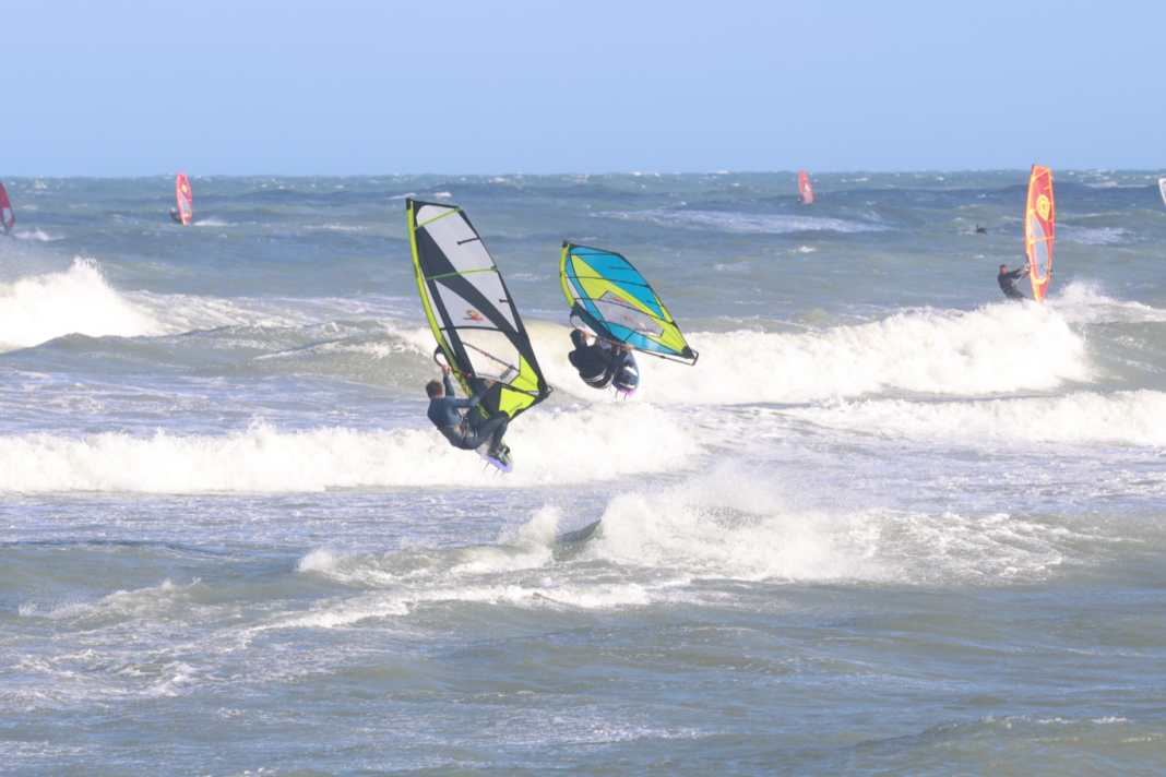 Standard model versus light version: The two S2 Maui sails in parallel flight