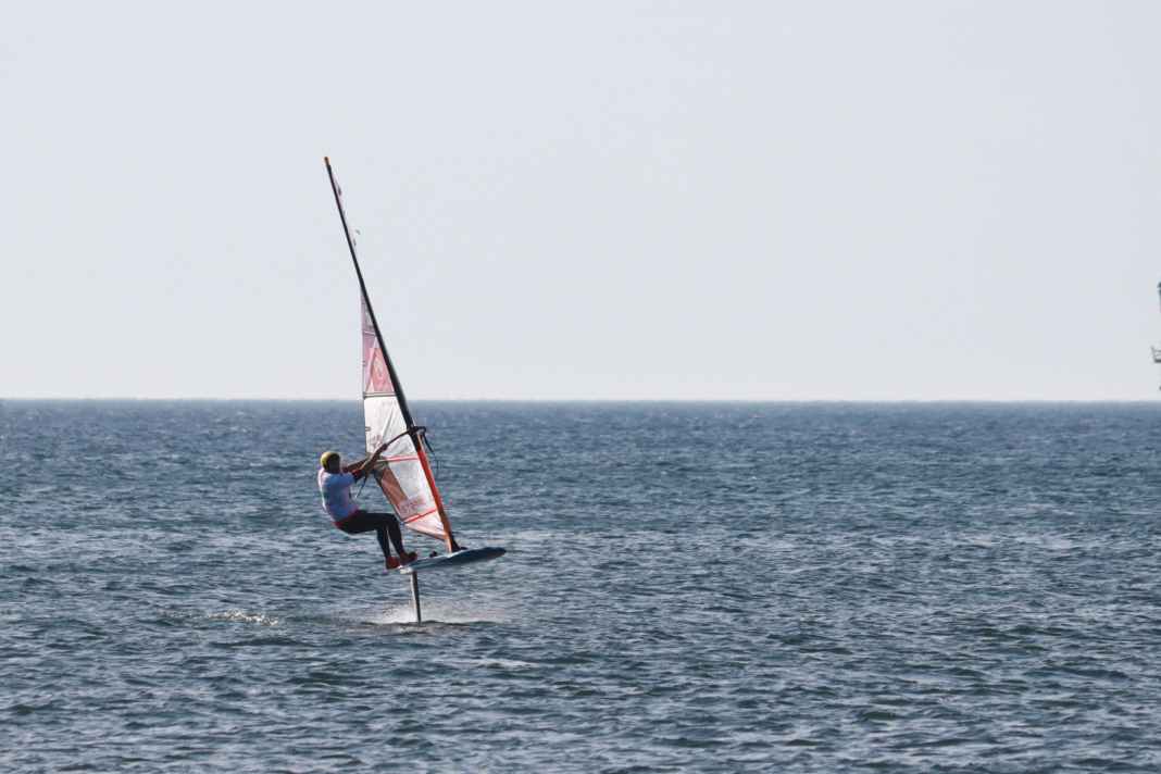 Matteo Iachino has taken the lead in the foil slalom on Sylt; the Italian won the fifth elimination round overall