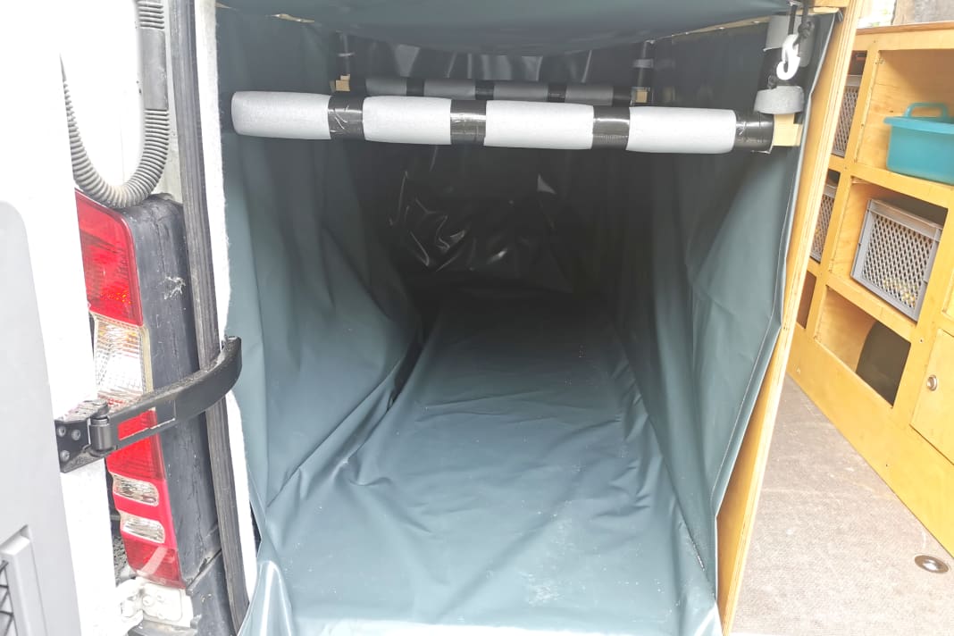 Ein maßgefertigter Tunnel aus wasserdichter Plane kann mit einigen Leisten einfach eingeschraubt werden