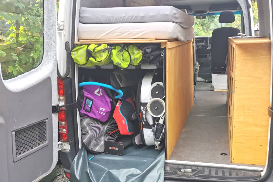 Der Surfbus-Ausbau ist immer individuell. Wir geben euch etwas Inspiration für den Einbau einer "Surfgarage"...