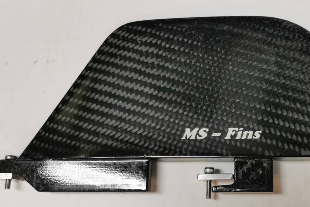 Shallow water sup fin outlet