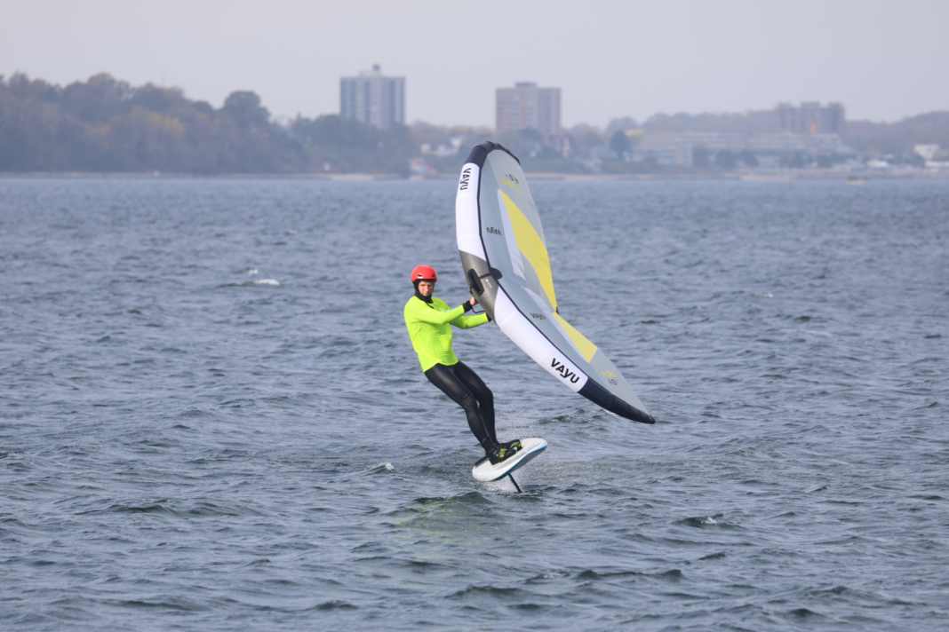 Get as much speed as possible on a half-wind course and check the free space to windward. Note: The wind is coming from the left in this sequence