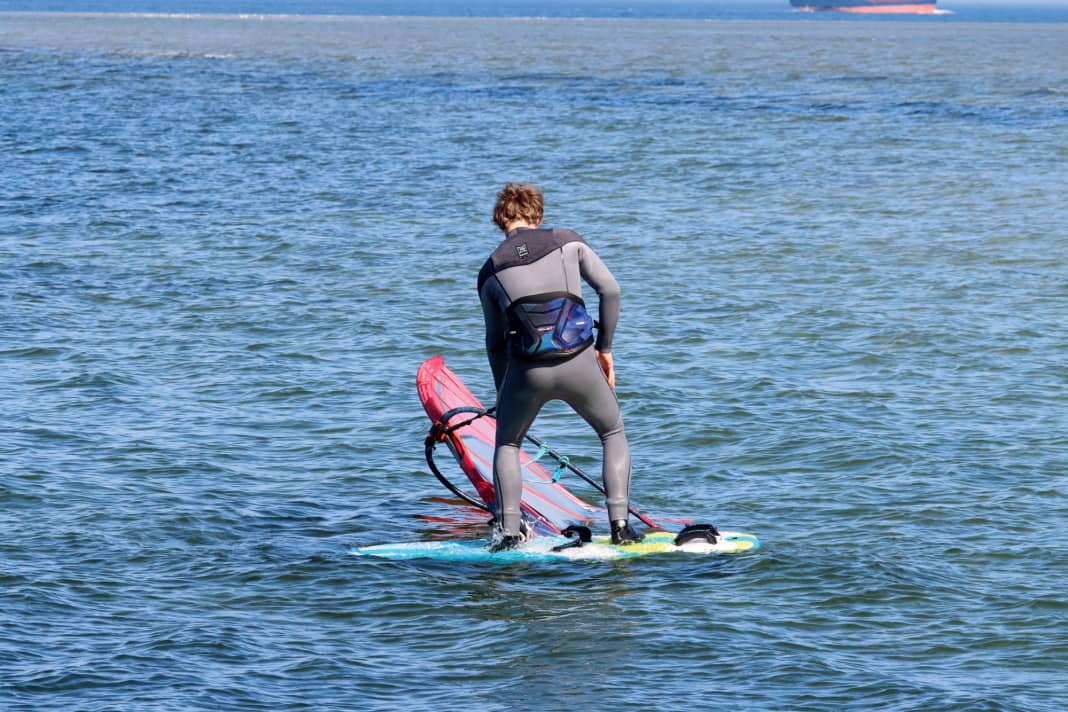Reine Foilboards haben im Vergleich zu Windsurfbrettern kompaktere Maße mit kürzerem Bug und viel Volumen im Heck. Achte deshalb beim Schotstart darauf, den Bug nicht zu sehr zu belasten, stehe mit dem hinteren Bein weiter hinten als gewohnt
