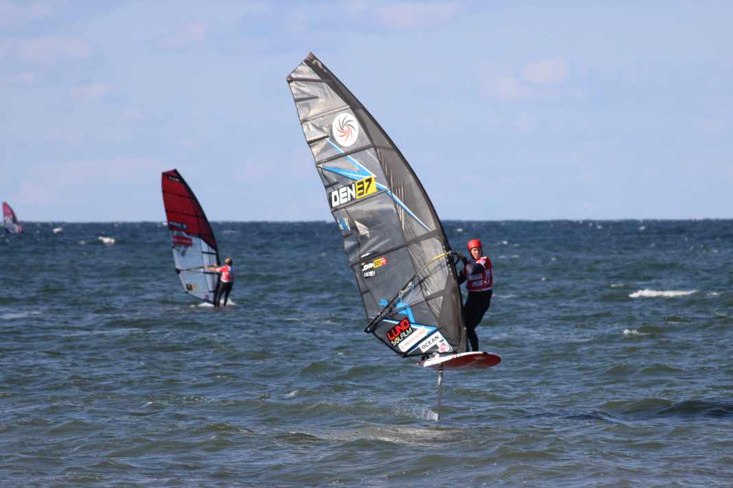 Johan Søe won all his heats and extends his event lead