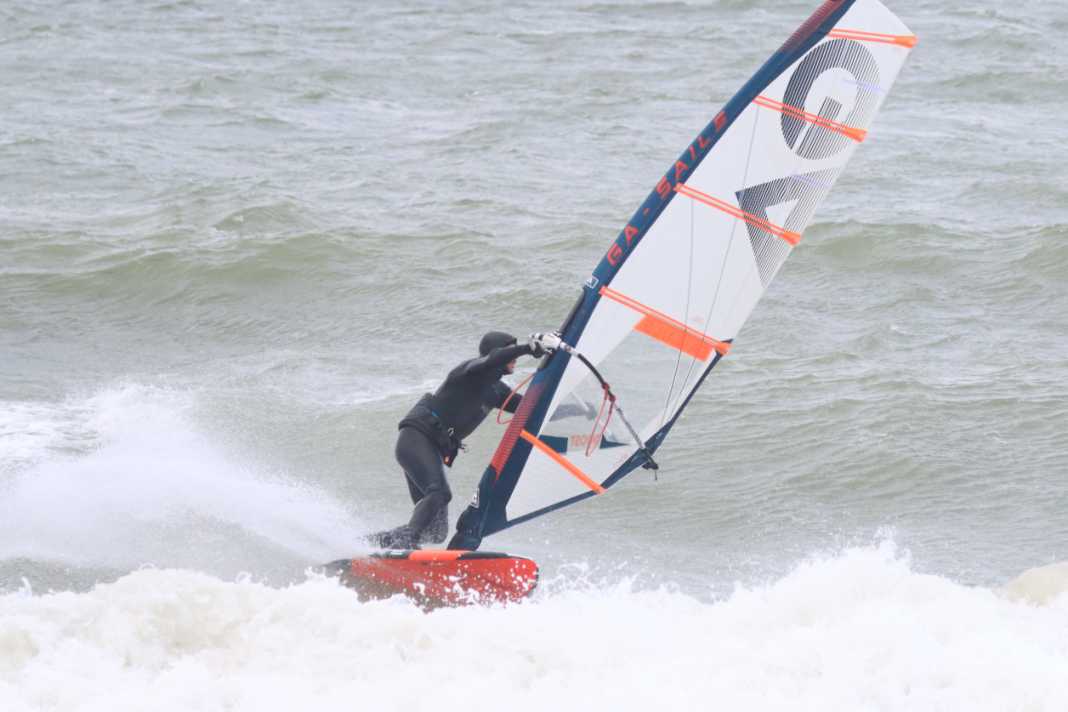 When starting the bottom turn, the legs are already bent