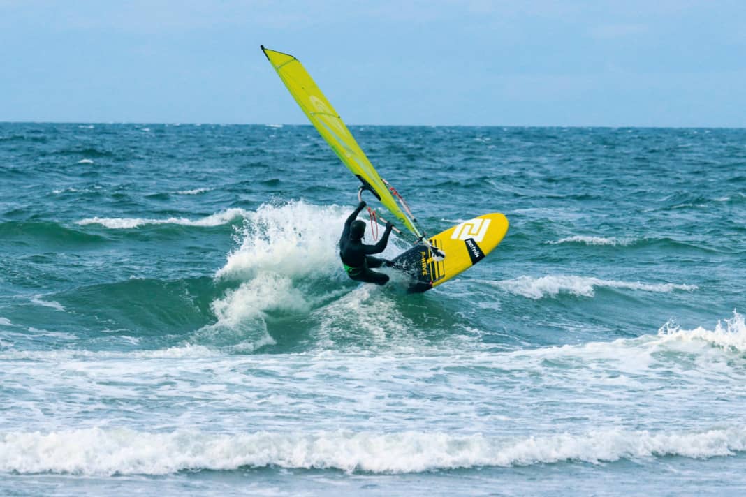 With thruster fins, the Patrik F-wave is a waveboard that is easy to turn.