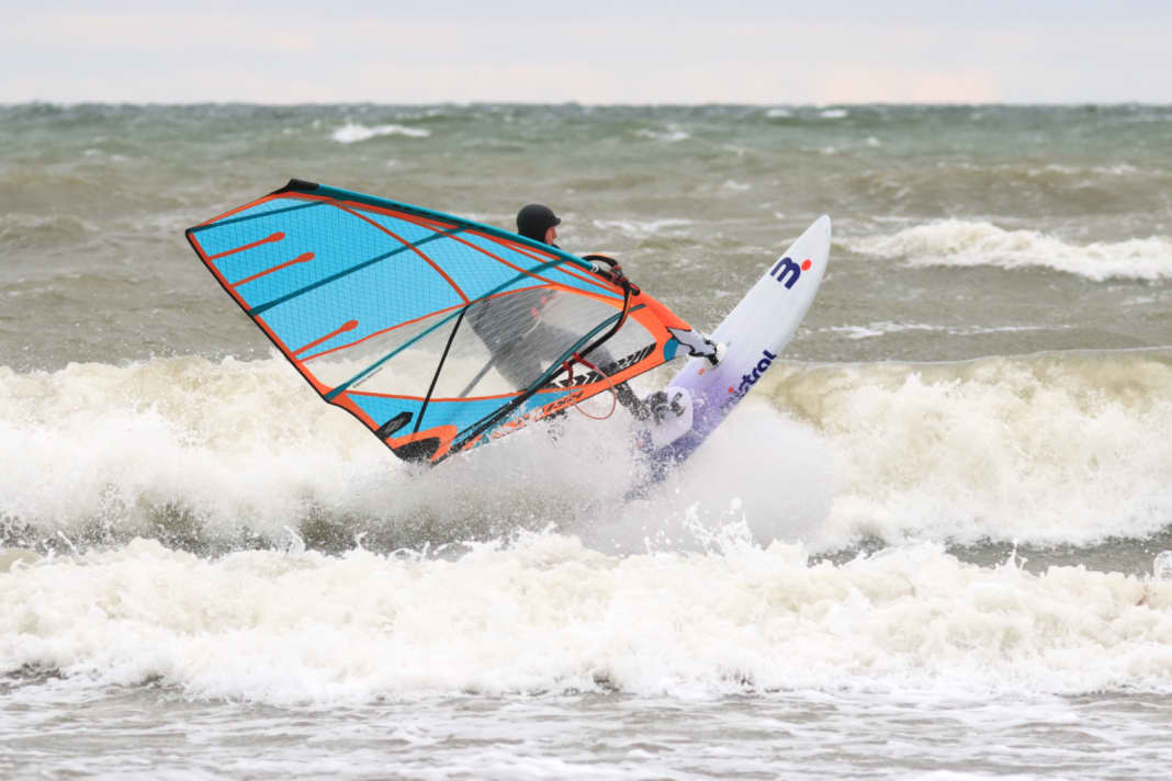 We tested the Mistral Hookipa 93 waveboard on the Baltic Sea, ....