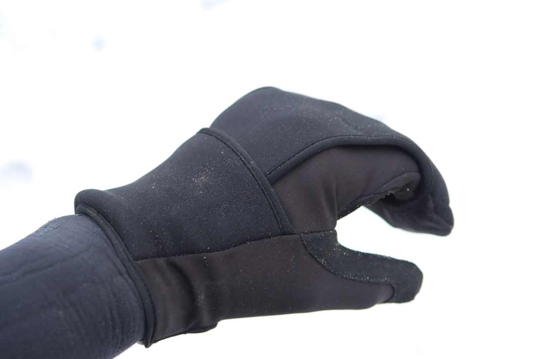 Surf gloves ION Hybrid glove in test