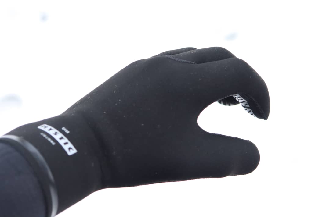 Surf gloves Mystic Ease Glove Five Finger in test