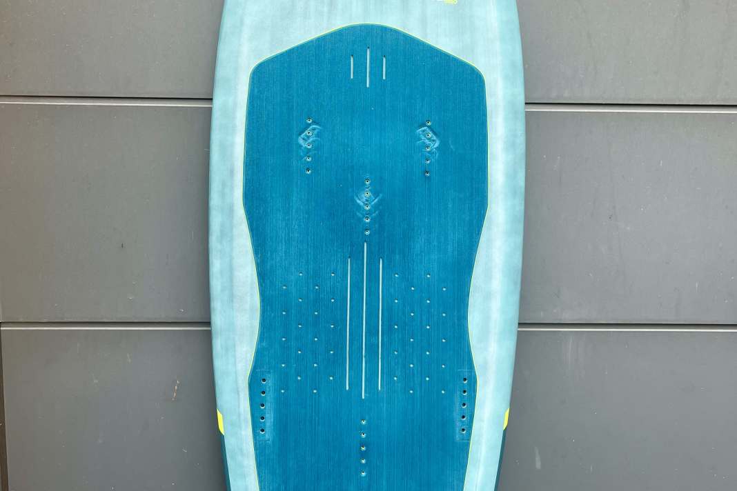 In ein normales Foilboard ließ Guillaume zusätzliche Plugreihen einbauen