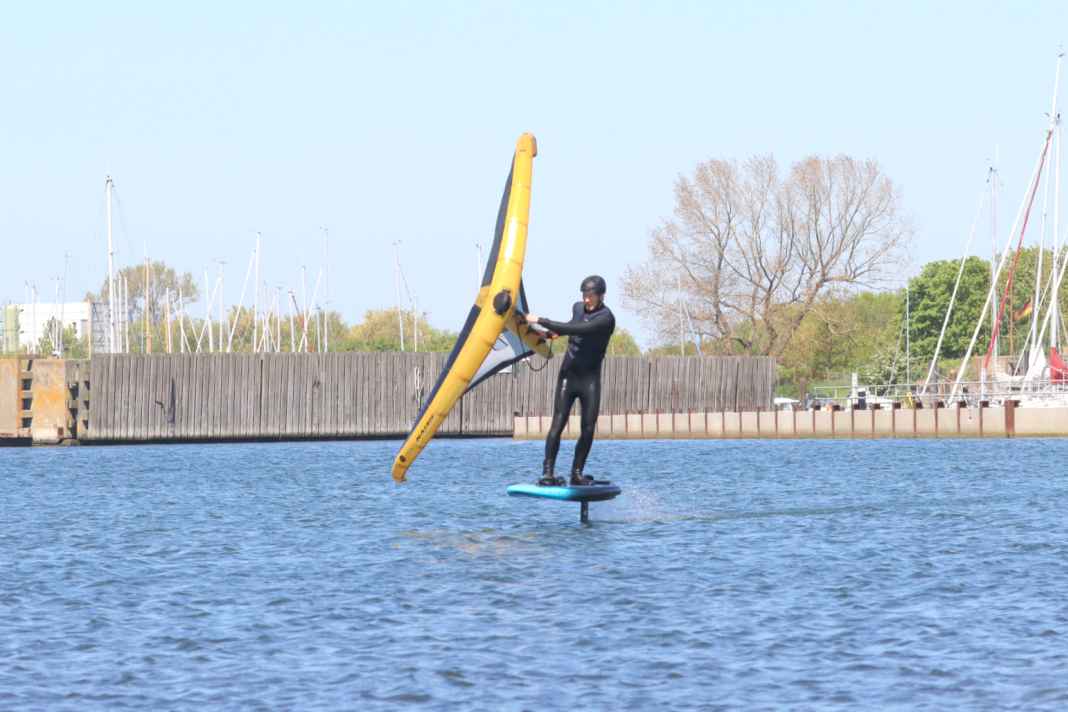 Let's go! Ride in switch stance and on a half-wind course - the wind is coming from the right in our sequence