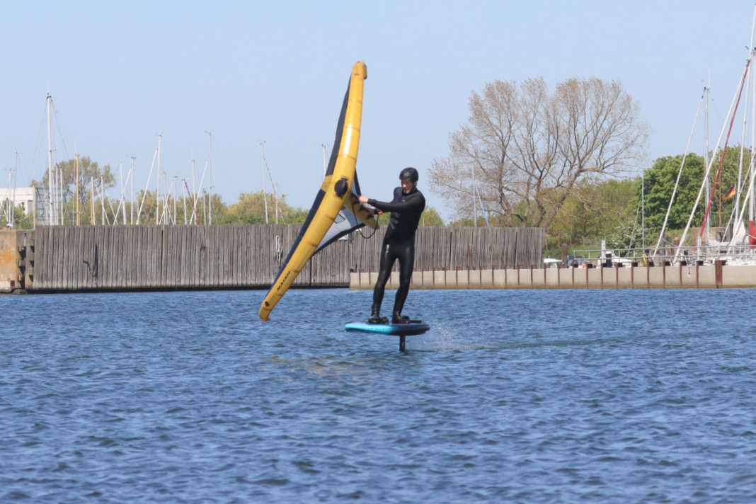 Let's go! Ride in switch stance and on a half-wind course - the wind is coming from the right in our sequence