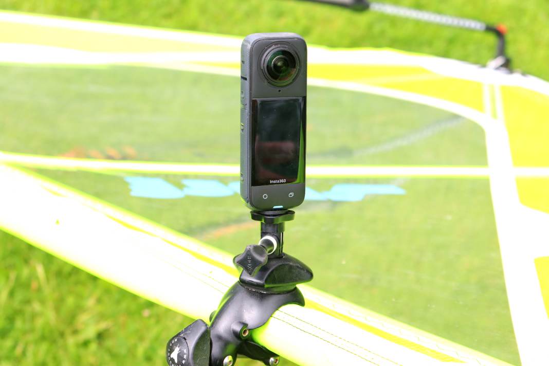 Die Insta360 X4 lässt sich über ein großes Touch-Display bedienen