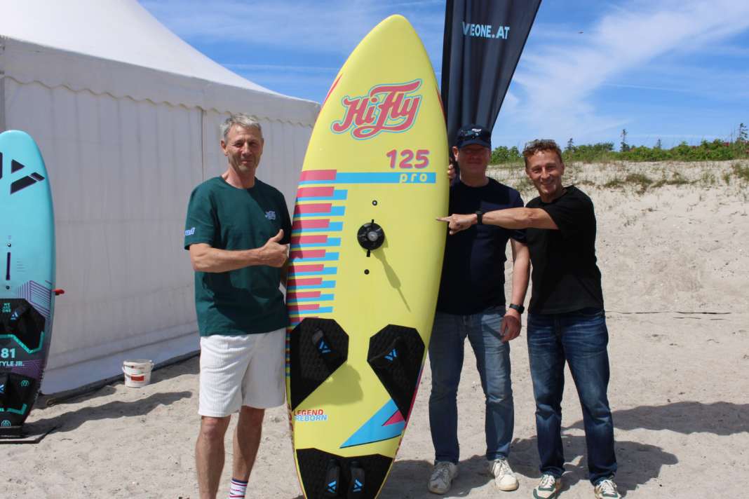Das Team hinter dem neuen HiFly-Board: Peter Bichler und Hinrich Stürken von HiFly mit WeOne-Shaper Gerhard Scharl (von links)