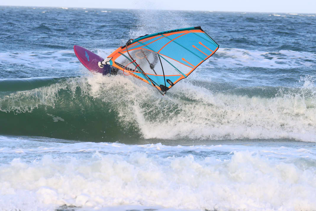 Das Naish Force 4 zeigt sich im Test als starkes Allround-Wavesegel