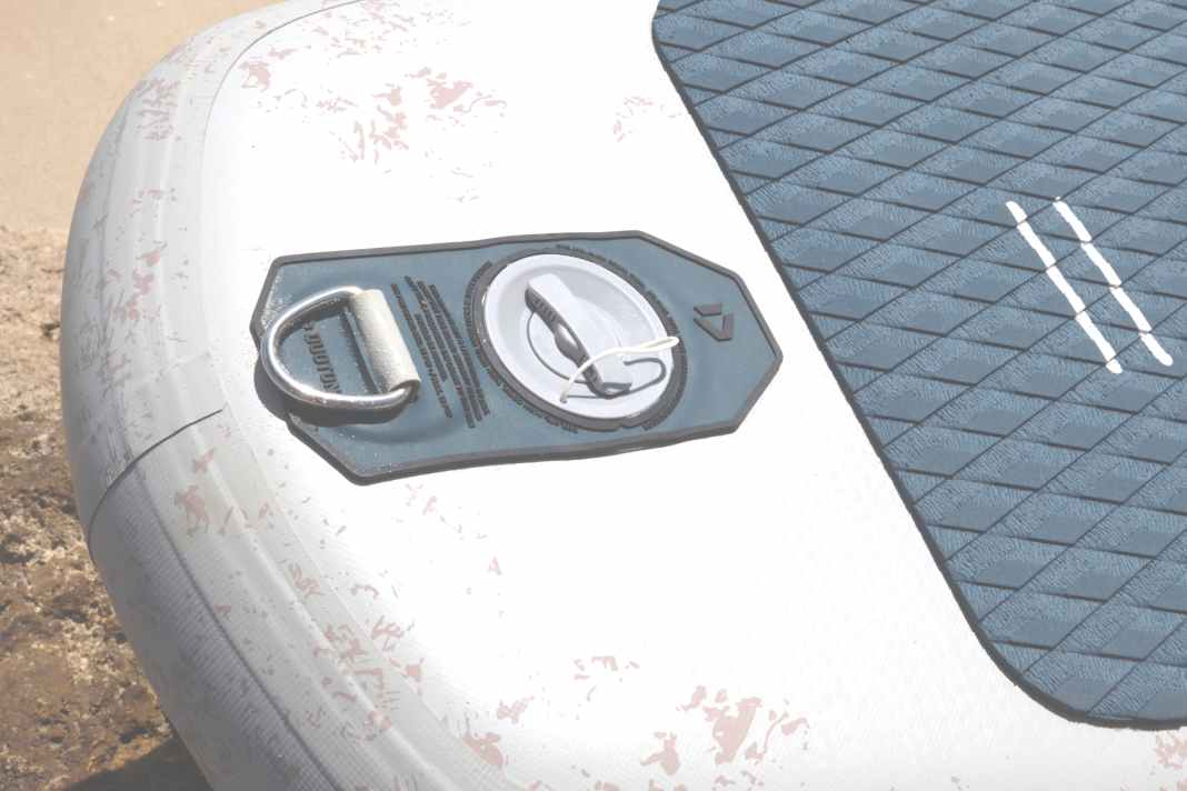 The boards are ventilated via a valve at the bow or stern