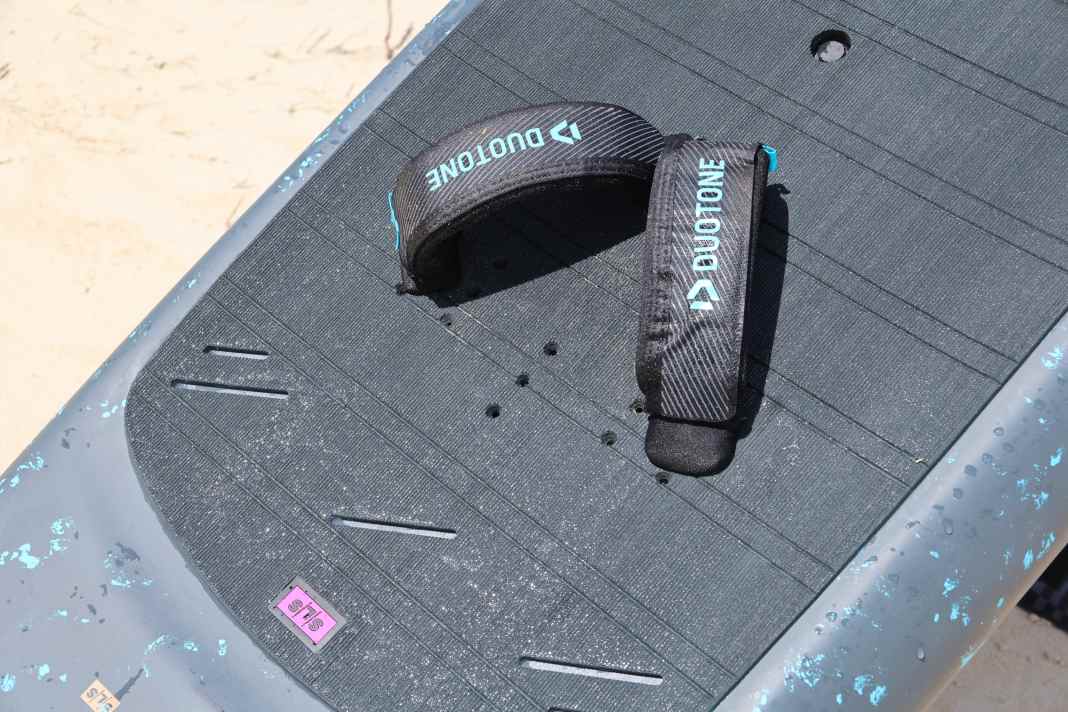 The deck features multiple loop plugs on the hardboards, allowing for custom tuning