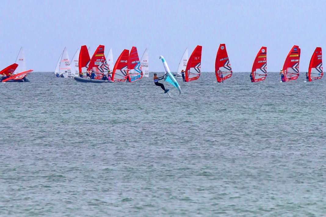 Wind and wing foilers met at the 1st Strander Foil Cup