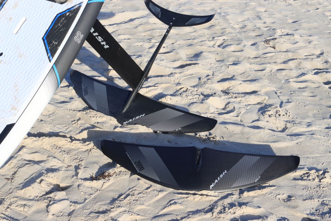 Wir haben zwei Naish-Flügel bei Leichtwind getestet - das Jet HA 1840 (hinten) und das Ultra Jet 2000