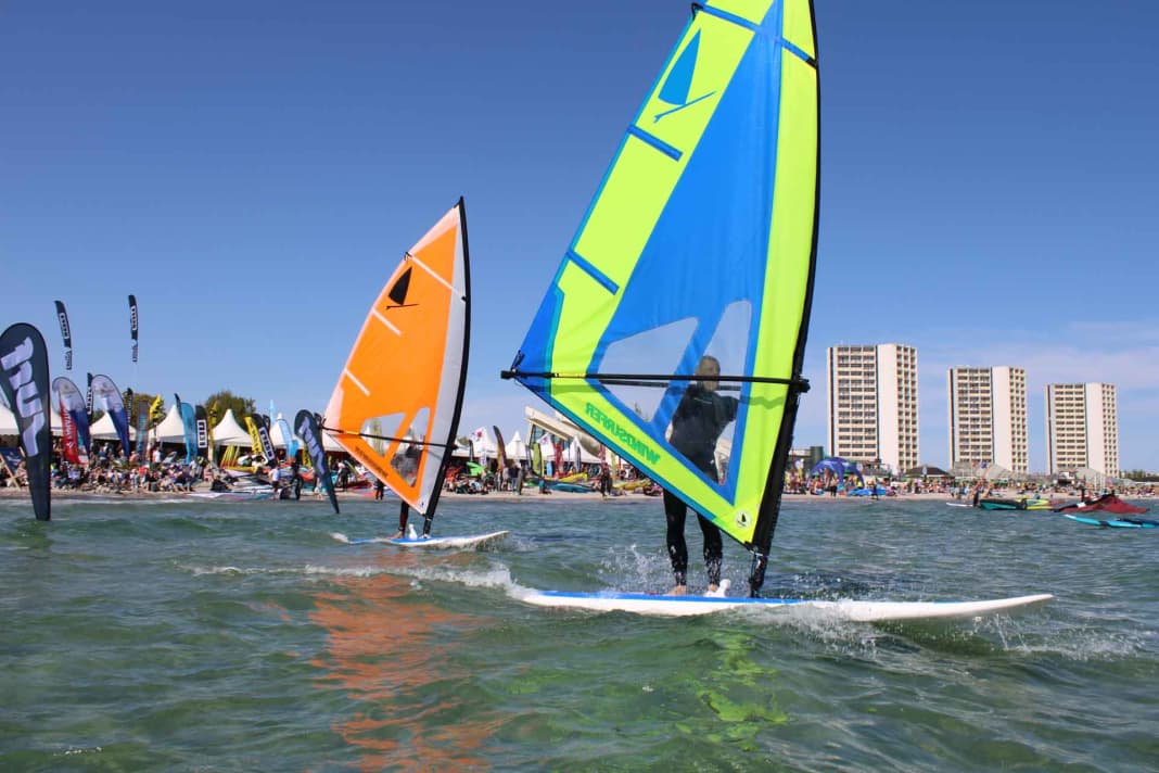 Jede Menge Leichtwind-Spaß beim zweiten Tag des Surf-Festivals: Unter anderem konnten die Besucher mit zwei Windsurfer LT gegeneinander antreten.