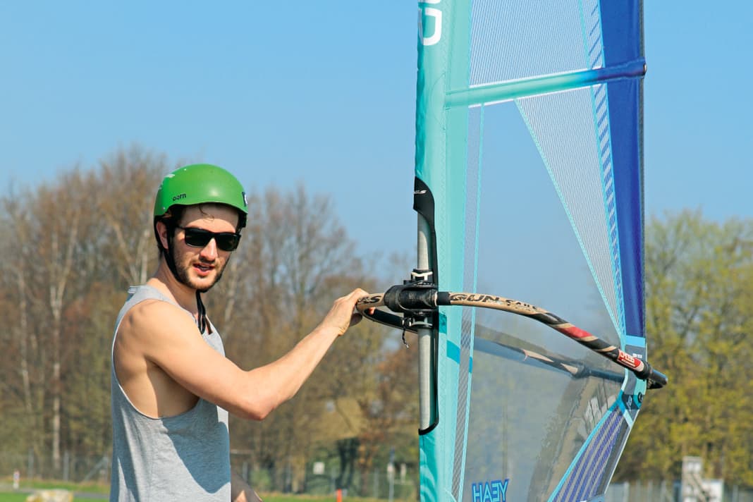 Passe den Kurs gegebenenfalls an, bis alles passt und nimm zuerst nur den hinteren Fuß aufs Board