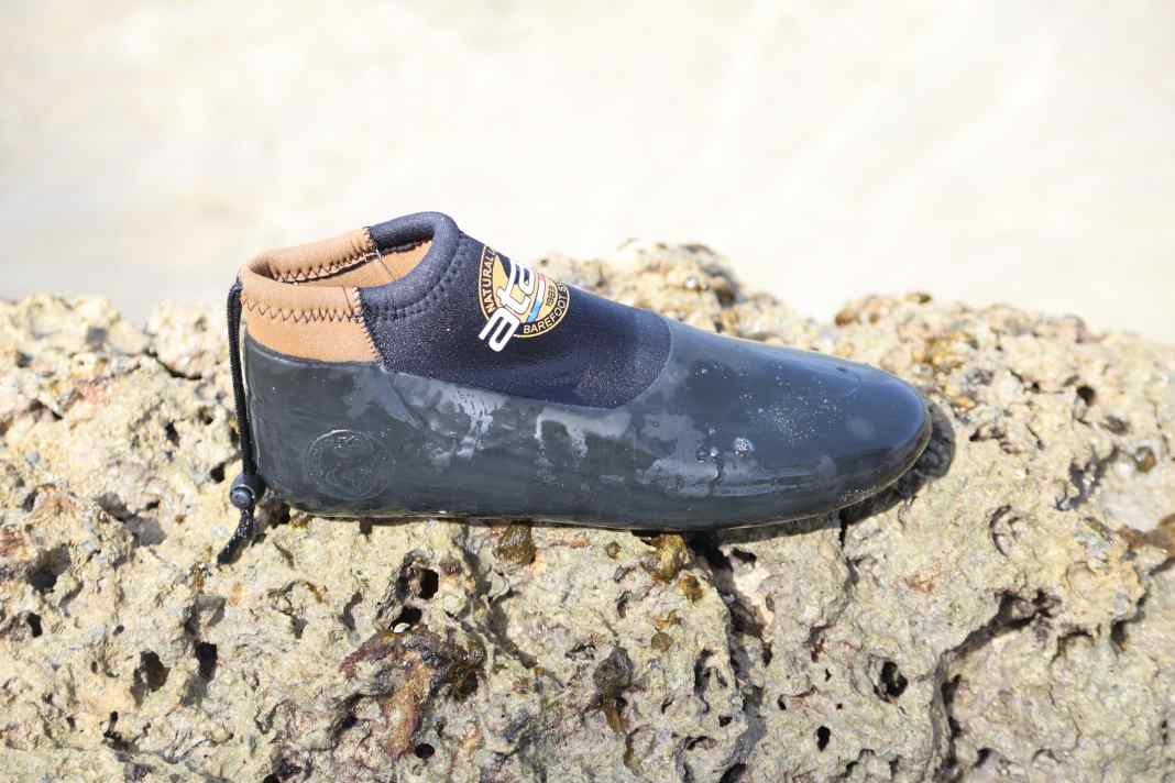 Der Atan ist eine bequeme Neopren-Socke mit Sohle aus Latex