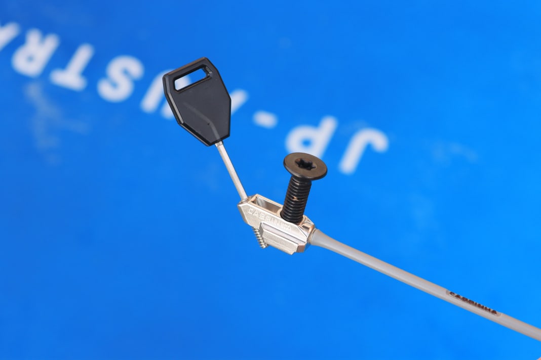 The Track Nut Train can be fixed in the box using a metal pin