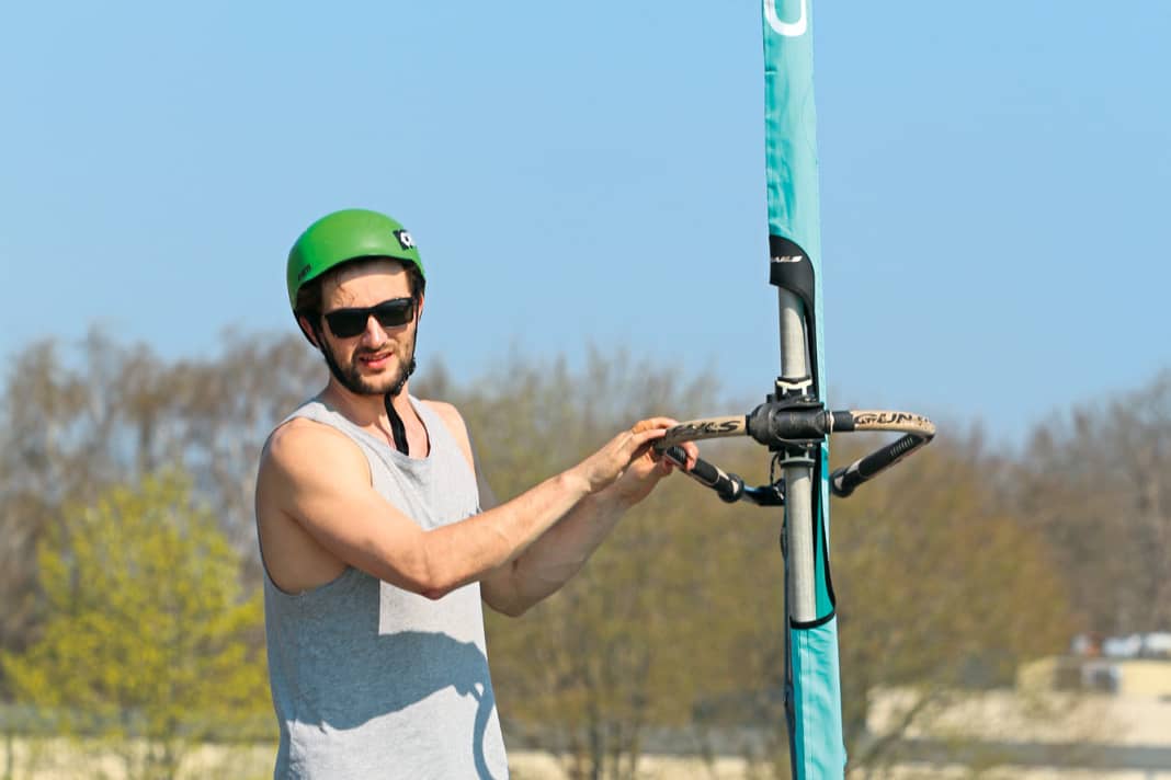 Am einfachsten geht es, wenn du das Heck, bzw. Tail anhebst...