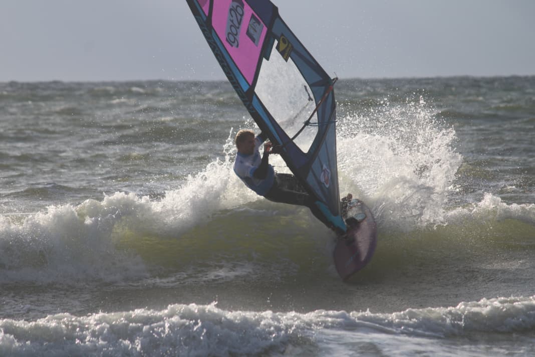 On the evening of the registration day at the World Cup Sylt, some riders gave a little wave interlude for the showers