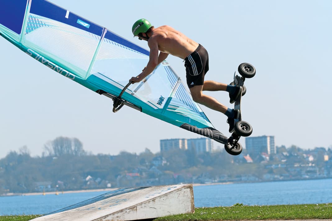 Anton Munz zeigt dir, wie du auf der Straße Windsurfen kannst - es muss ja nicht gleich der Loop über die Rampe sein