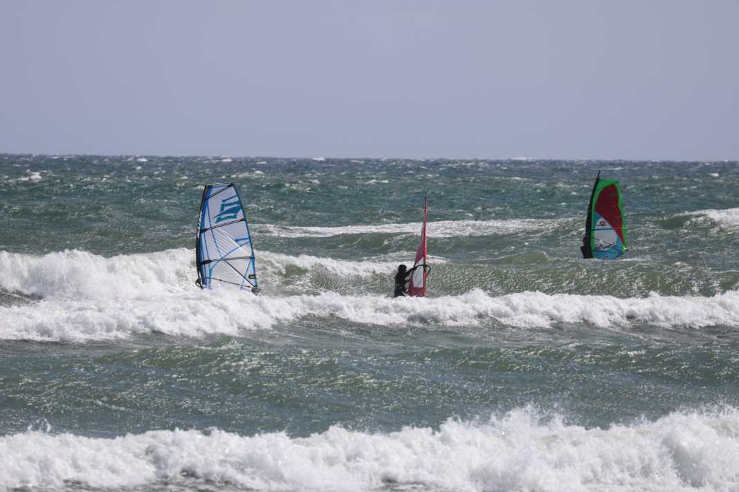 Kräftiger Nordostwind lockte zahlreiche Windsurfer in die Lübecker Bucht