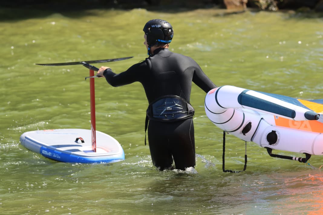 Spezielle Wingfoil-Trapeze sind kleiner als Windsurf- oder Kitetrapeze