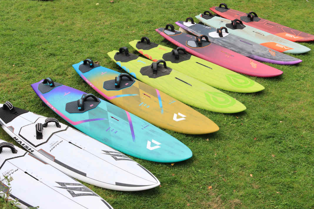 Im Test sind zehn Boards zwischen 75 und 99 Liter dabei