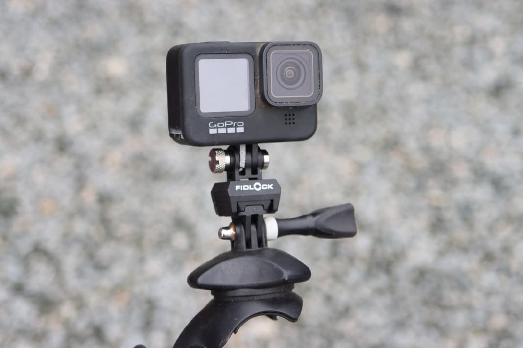 Der Fidlock Pinclip Mount wird zwischen die Cam und die eigentliche Halterung eingesetzt