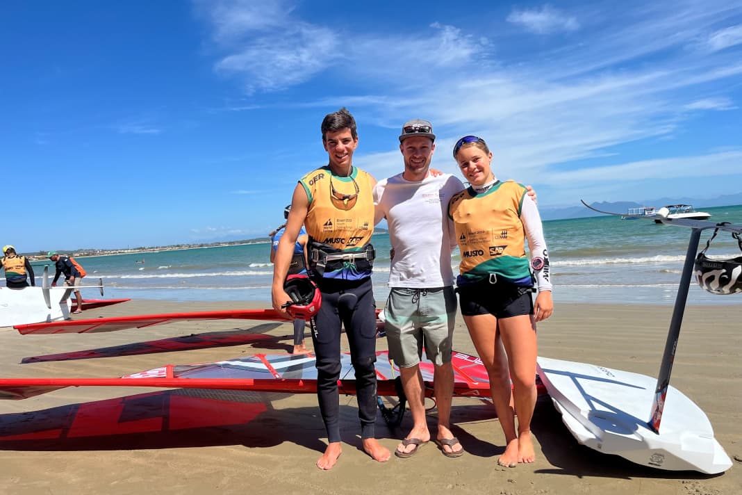 DSV-Trainer Leon Delle mit Lenny Friemel und Sopha Meyer, die für Deutschland bei der Jugend-WM in Brasilien an den Start gingen