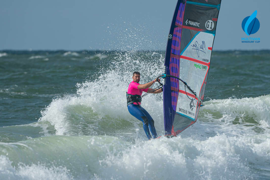 Former champion Vincent Langer leads on Sylt after two Finn eliminations