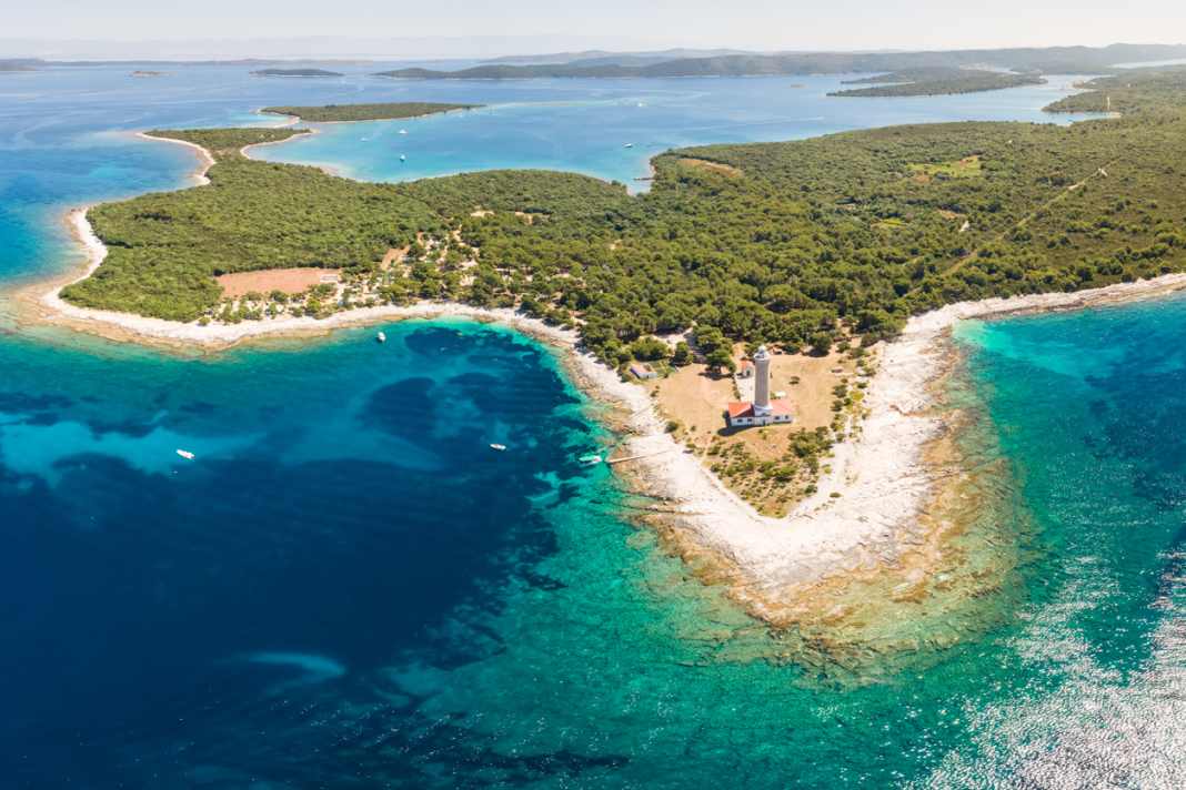 Ein Träumchen - Camping Kargita auf Dugi Otok. Im Hintergrund die Lagune, in der gesurft werden kann